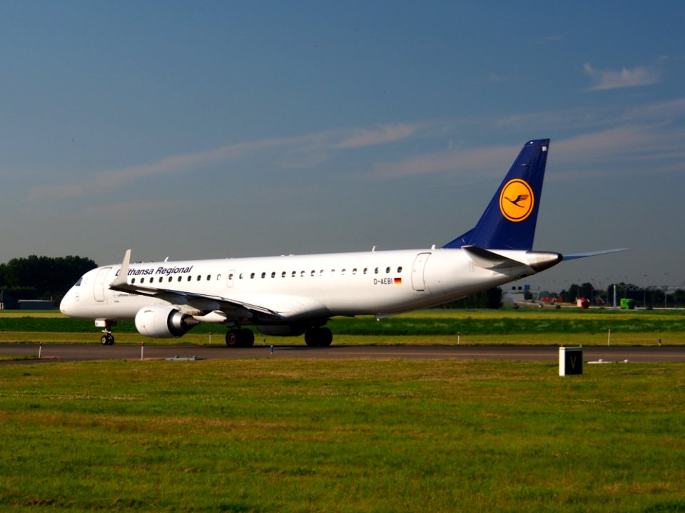D-AEBI Lufthansa CityLine Embraer ERJ-195LR (ERJ-190-200 LR) - cn 19000464 taxiing 15july2013 pic-008