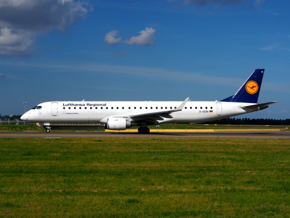 D-AEBK Lufthansa CityLine Embraer ERJ-195LR (ERJ-190-200 LR) - cn 19000500 taxiing 19july2013 pic-005