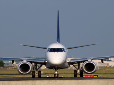 D-AEBI Lufthansa CityLine Embraer ERJ-195LR (ERJ-190-200 LR) - cn 19000464 taxiing 15july2013 pic-001