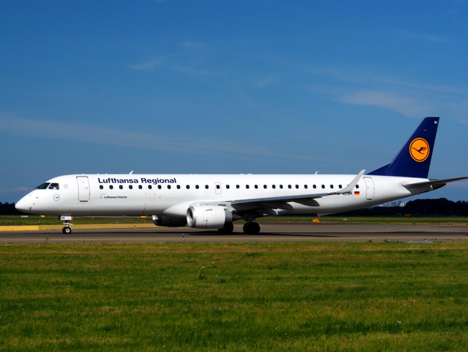 D-AEBK Lufthansa CityLine Embraer ERJ-195LR (ERJ-190-200 LR) - cn 19000500 taxiing 19july2013 pic-004