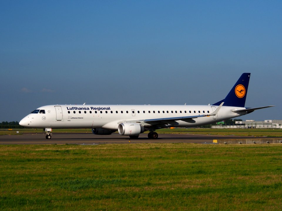 D-AEBI Lufthansa CityLine Embraer ERJ-195LR (ERJ-190-200 LR) - cn 19000464 taxiing 15july2013 pic-005