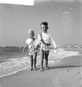 Dam tot Dam race in Callantsoog Twee kinderen op het strand, Bestanddeelnr 912-7693