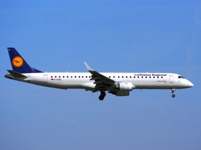 D-AEBG Lufthansa CityLine Embraer ERJ-195LR landing at Schiphol, pic2
