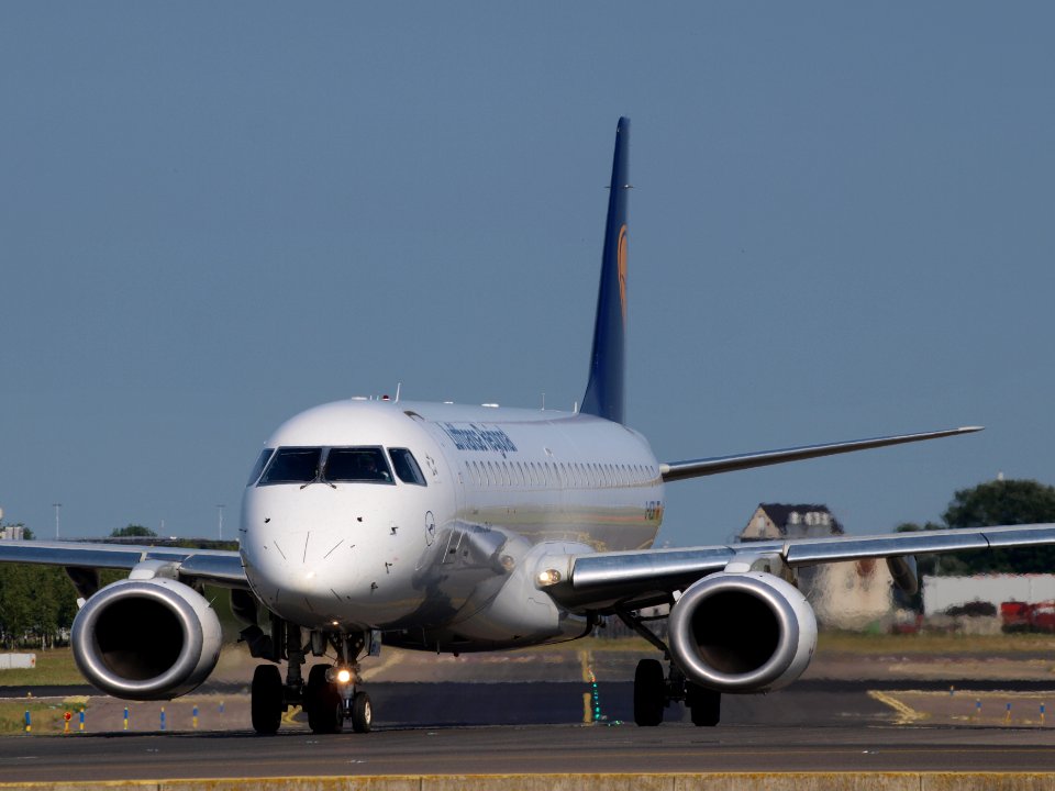 D-AEBH Lufthansa CityLine Embraer ERJ-195LR (ERJ-190-200 LR) taxiing 21july2013 pic-001