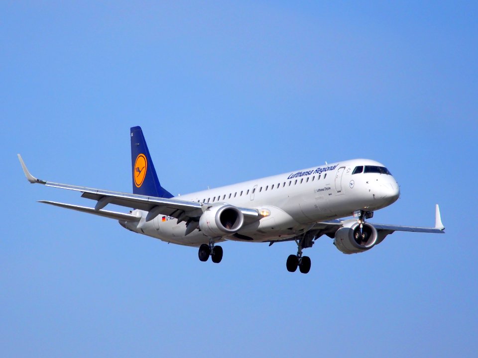 D-AEBG Lufthansa CityLine Embraer ERJ-195LR landing at Schiphol, pic1