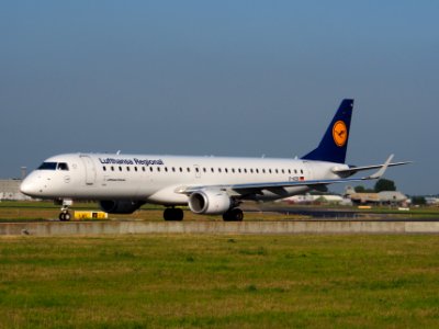 D-AEBI Lufthansa CityLine Embraer ERJ-195LR (ERJ-190-200 LR) - cn 19000464 taxiing 15july2013 pic-003