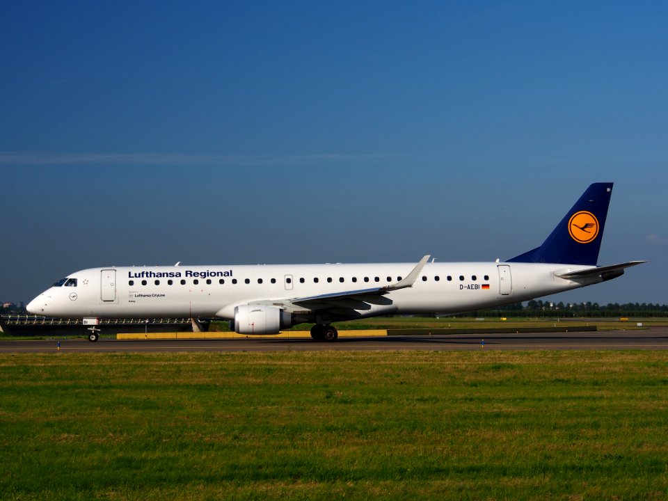 D-AEBI Lufthansa CityLine Embraer ERJ-195LR (ERJ-190-200 LR) - cn 19000464 taxiing 15july2013 pic-007