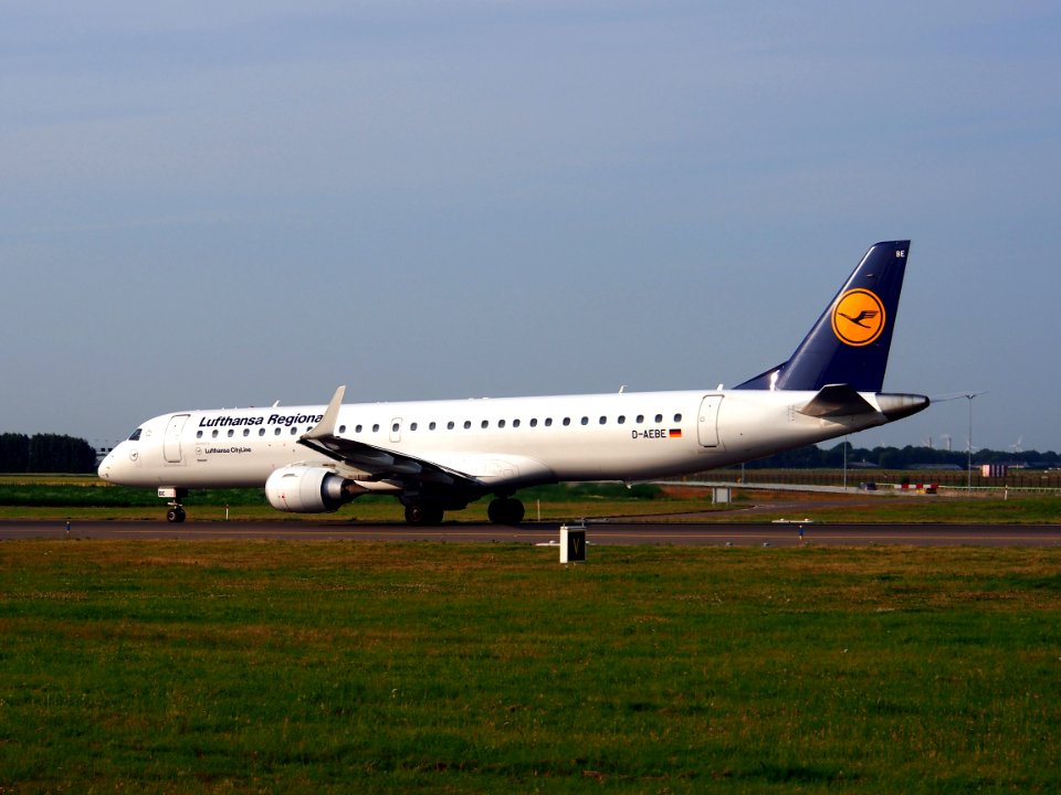 D-AEBE Lufthansa CityLine Embraer ERJ-195LR (ERJ-190-200 LR) - cn 19000350, taxiing 22july2013 pic-004