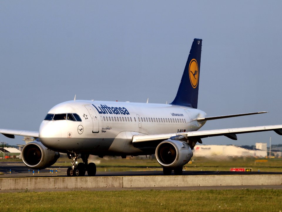 D-AILP Lufthansa Airbus A319-114 - cn 717 taxiing 22July2013 pic-001