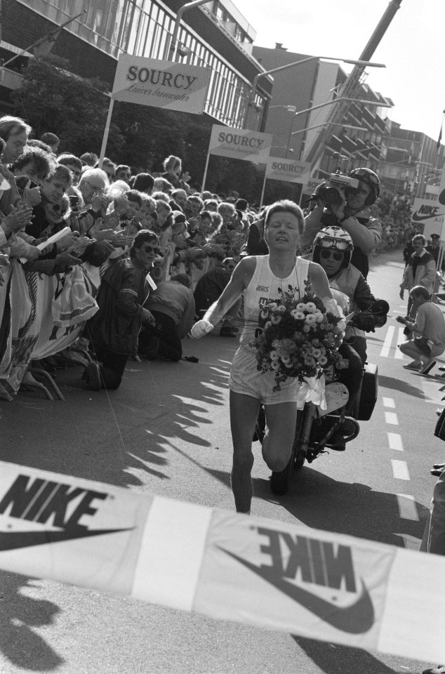 Dam tot dam-loop (16 km) finish in Zaandam Ingrid Kristiansen gaat met bloemen , Bestanddeelnr 934-0989