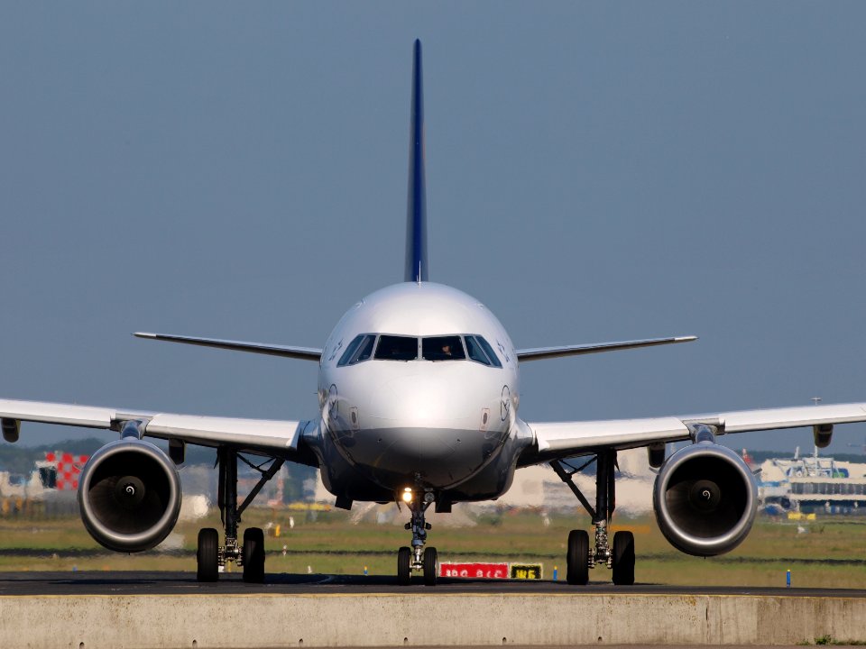 D-AILR Lufthansa Airbus A319-114 - cn 723 taxiing 15july2013 pic-003