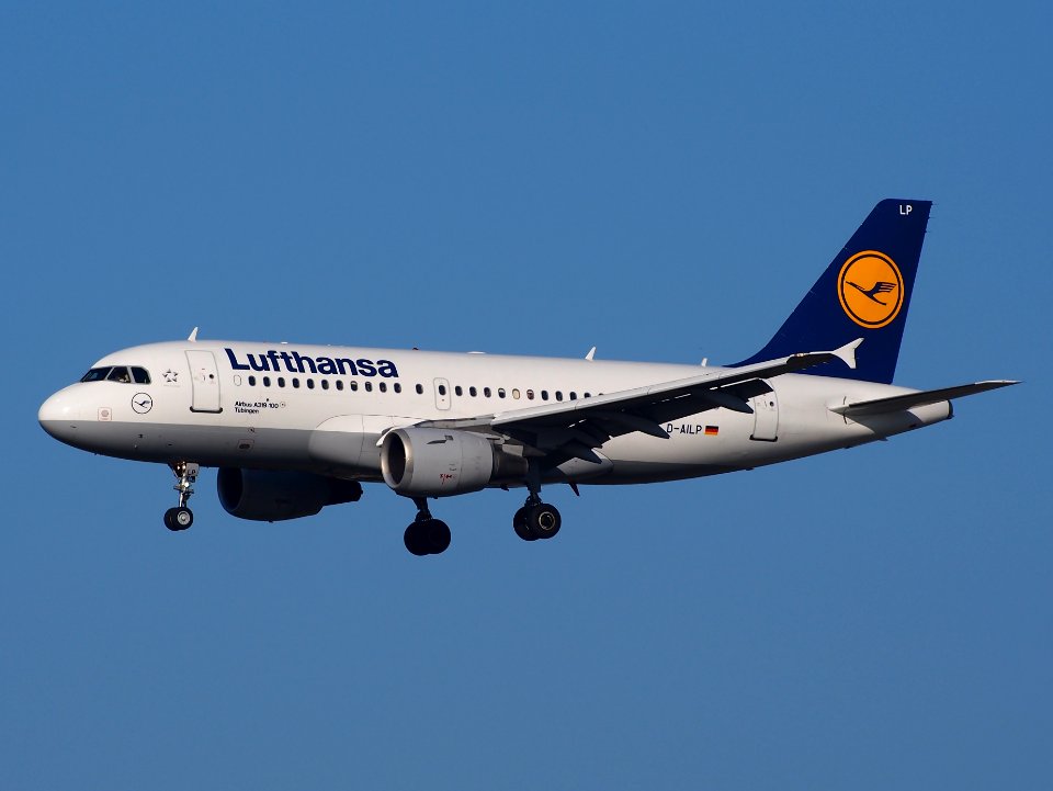 D-AILP Lufthansa Airbus A319-114, landing at Schiphol (AMS - EHAM), Netherlands, pic2-001
