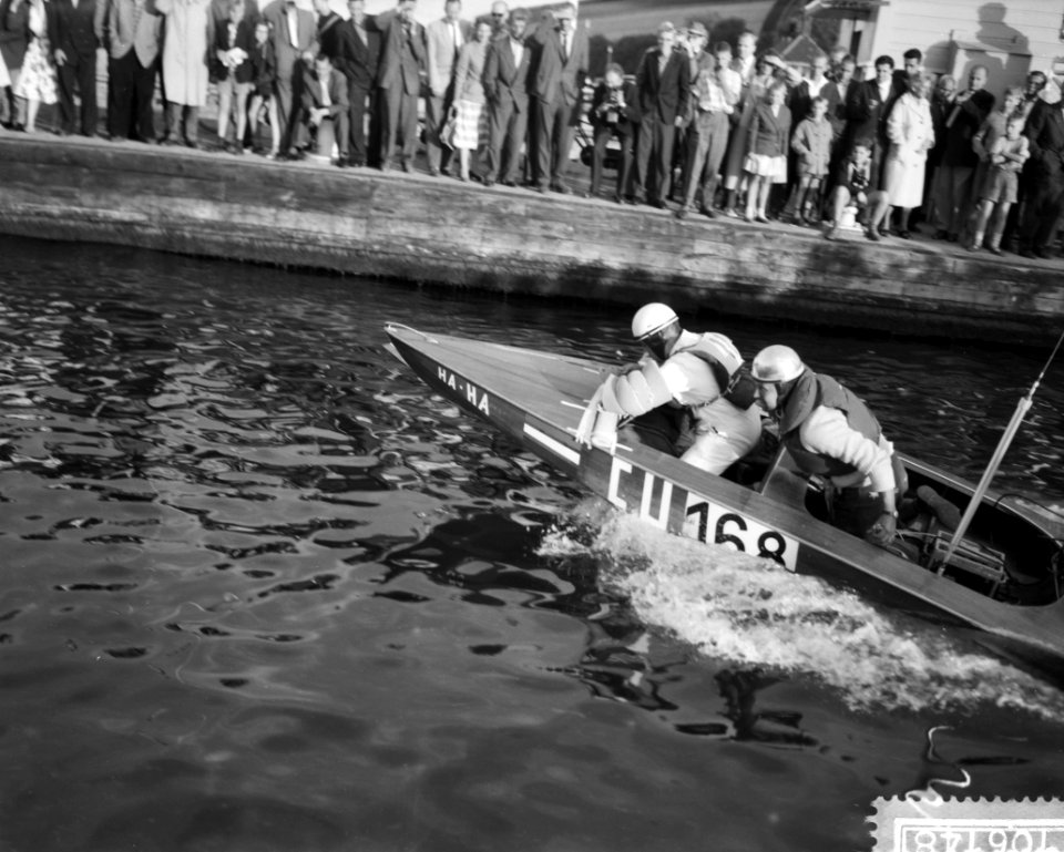 Dam tot Dam race , eerste dag, Dick van Rijn (AVRO) in aktie. Als passagier van , Bestanddeelnr 910-6148