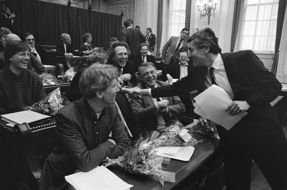 D66 20 jaar in Tweede Kamer Lubbers geeft bloemetje aan D66-ers Kohnstam, Groe, Bestanddeelnr 933-9022