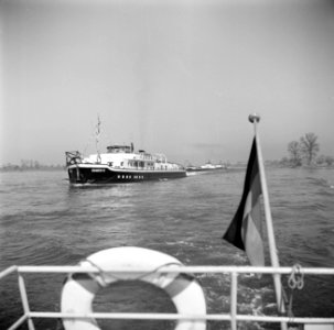 Damco 9 met sleep bij Koblenz vermoedelijk gezien vanaf een boot van de West-Du…, Bestanddeelnr 254-1532