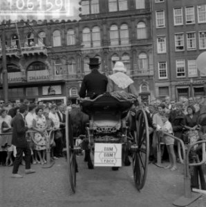 Dam tot Dam race , eerste dag, de heer A.F. Jansma uit Deinum met koets en paard, Bestanddeelnr 910-6159