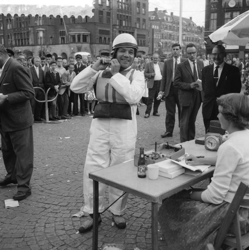 Dam tot Dam race , eerste dag, Dick van Rijn (AVRO) op Dam. Hij zal als passagie, Bestanddeelnr 910-6150