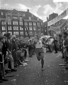Dam tot Dam race , derde dag, marathonloper P. Bleeker, Bestanddeelnr 910-6368