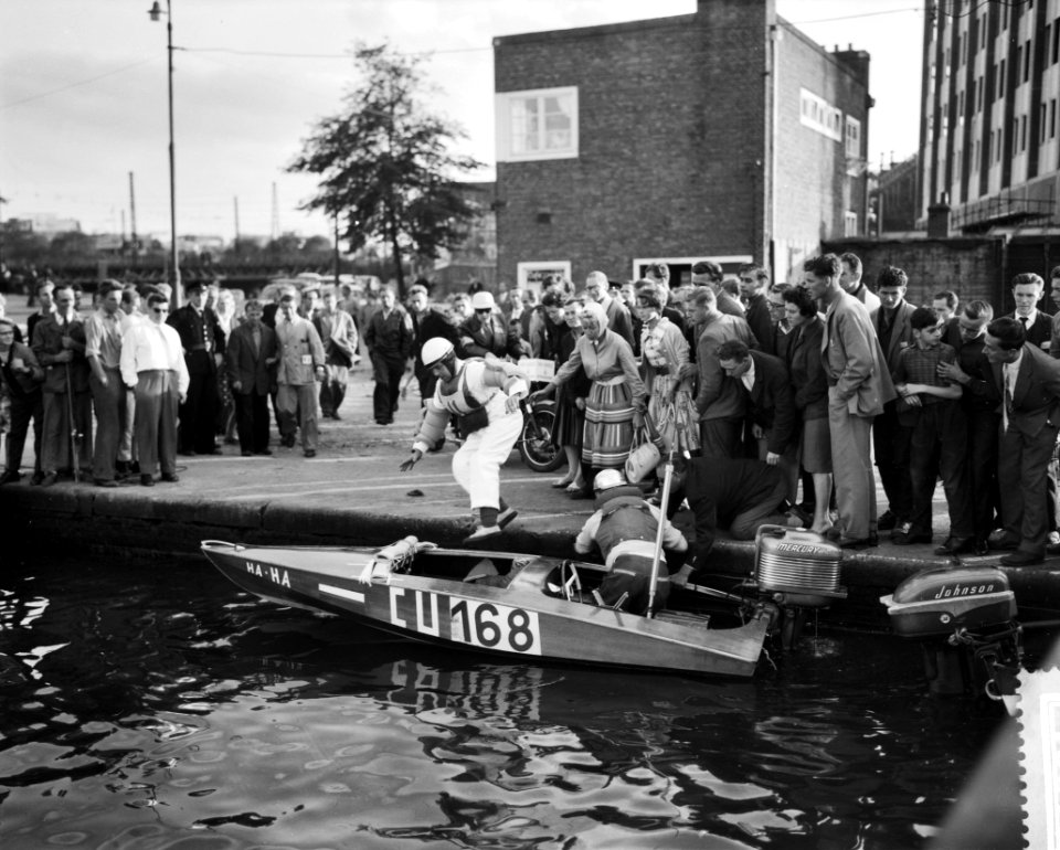 Dam tot Dam race , eerste dag, Dick van Rijn (AVRO) in aktie. Als passagier van , Bestanddeelnr 910-6149