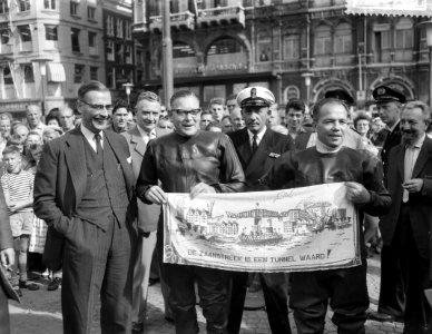 Dam tot Dam race , eerste dag. Burgemeester Franken van Zaandam en radio-reporte, Bestanddeelnr 910-6166