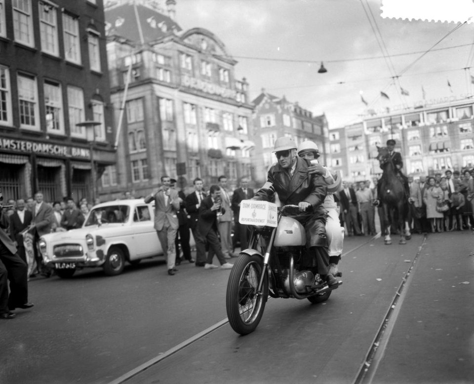 Dam tot Dam race , eerste dag, motorrijder met passagier, AVRO te Hilversum, Bestanddeelnr 910-6143