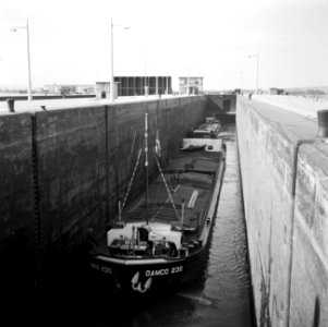 Damco 230 in de sluis in het Grand Canal d'Alsace bij Ottmarsheim, Bestanddeelnr 254-1216