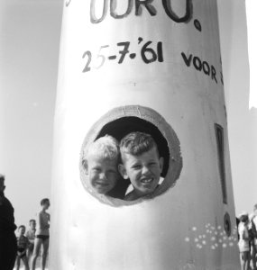 Dam tot Dam race in Callantsoog Kinderen in patrijspoort van raket, Bestanddeelnr 912-7696