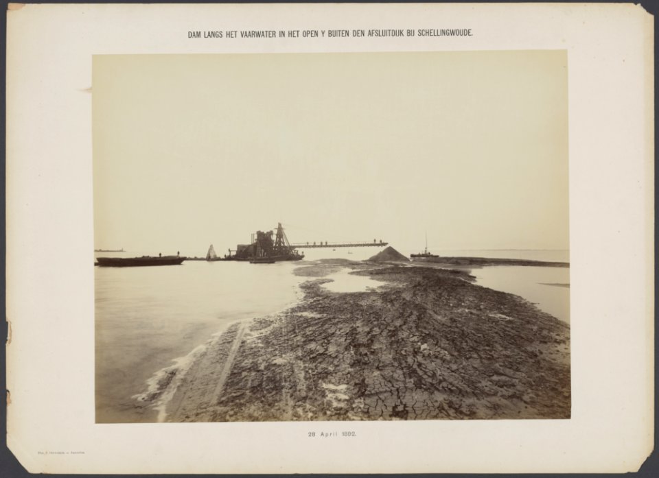 Dam langs het vaarwater in het open IJ buiten de afsluitdijk bij Schellingwoude, Bestanddeelnr 550