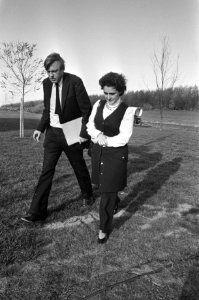 D66 Congres in Flevohof, (l) Van Mierlo en A Goudsmit wandelen buiten, Bestanddeelnr 925-1106