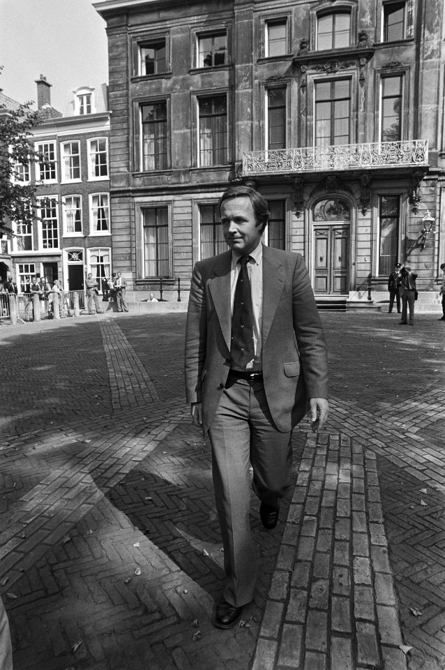 D66' fractievoorzitter Jan Terlouw verlaat Paleis Lange Voorhout in den Haag, Bestanddeelnr 931-6569
