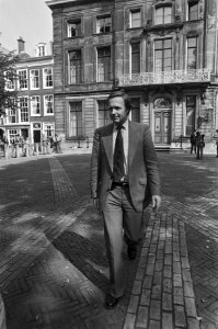 D66' fractievoorzitter Jan Terlouw verlaat Paleis Lange Voorhout in den Haag, Bestanddeelnr 931-6569