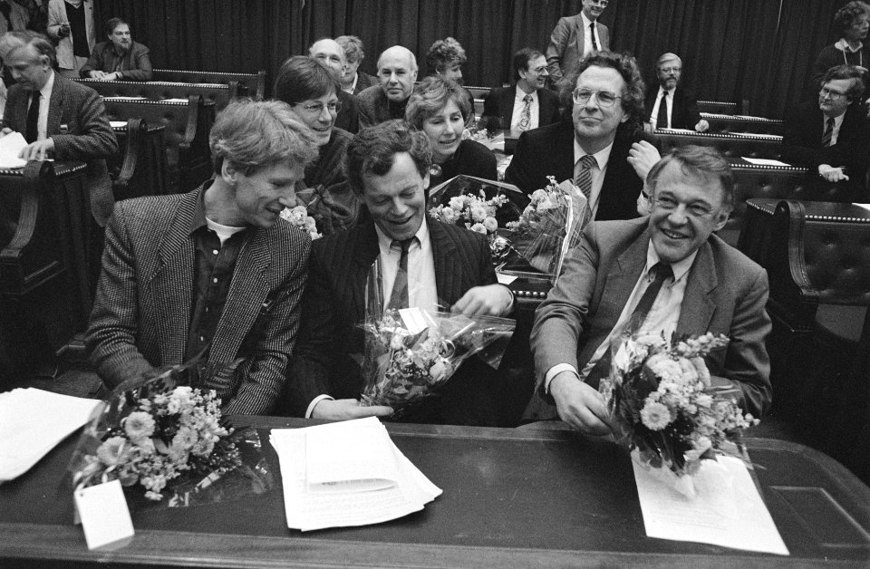 D66 20 jaar in Tweede Kamer Lubbers geeft bloemetje a D66-ers Kohnstam, Groenm, Bestanddeelnr 934-7266