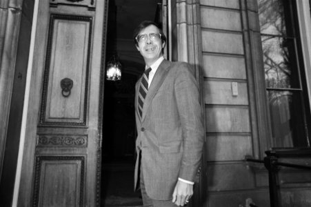 D66-fractievoorzitter Brinhorst bij Paleis Lange Voorhout, Bestanddeelnr 931-7449
