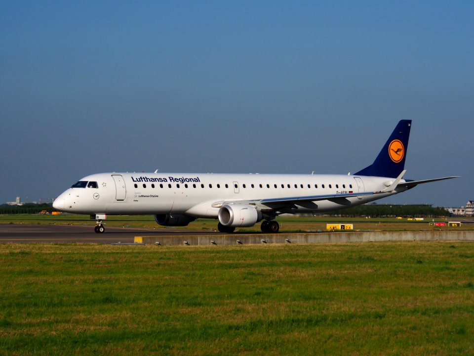 D-AEBI Lufthansa CityLine Embraer ERJ-195LR (ERJ-190-200 LR) - cn 19000464 taxiing 15july2013 pic-004