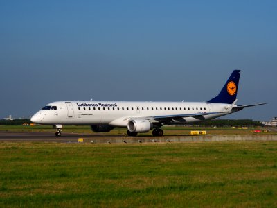 D-AEBI Lufthansa CityLine Embraer ERJ-195LR (ERJ-190-200 LR) - cn 19000464 taxiing 15july2013 pic-004