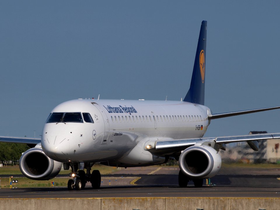 D-AEBH Lufthansa CityLine Embraer ERJ-195LR (ERJ-190-200 LR) taxiing 21july2013 pic-002