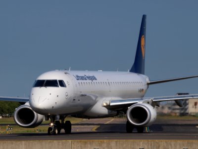 D-AEBH Lufthansa CityLine Embraer ERJ-195LR (ERJ-190-200 LR) taxiing 21july2013 pic-002