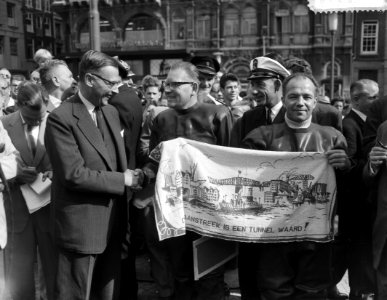 Dam tot Dam race , eerste dag. Burgemeester Franken van Zaandam en radio-reporte, Bestanddeelnr 910-6168