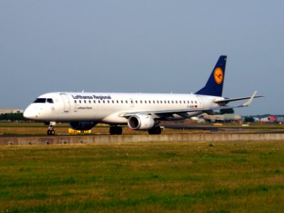D-AEBE Lufthansa CityLine Embraer ERJ-195LR (ERJ-190-200 LR) - cn 19000350, taxiing 22july2013 pic-001