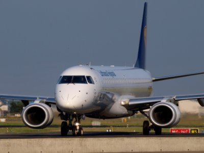D-AEBI Lufthansa CityLine Embraer ERJ-195LR (ERJ-190-200 LR) - cn 19000464 taxiing 15july2013 pic-002
