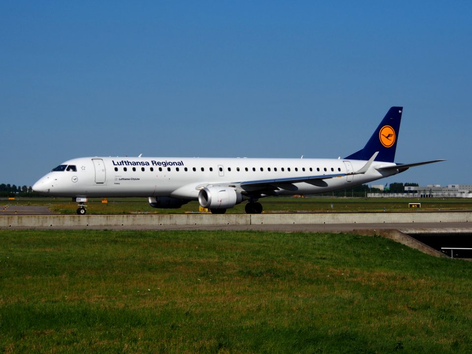 D-AEBH Lufthansa CityLine Embraer ERJ-195LR (ERJ-190-200 LR) taxiing 21july2013 pic-003