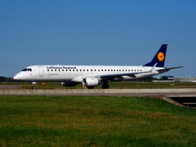 D-AEBH Lufthansa CityLine Embraer ERJ-195LR (ERJ-190-200 LR) taxiing 21july2013 pic-003