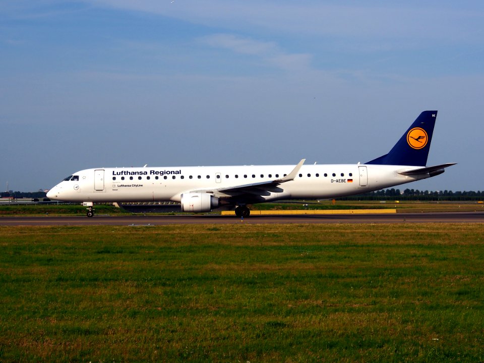 D-AEBE Lufthansa CityLine Embraer ERJ-195LR (ERJ-190-200 LR) - cn 19000350, taxiing 22july2013 pic-003