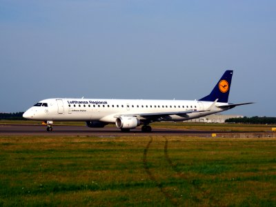 D-AEBE Lufthansa CityLine Embraer ERJ-195LR (ERJ-190-200 LR) - cn 19000350, taxiing 22july2013 pic-002