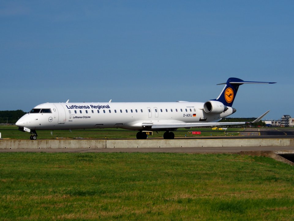 D-ACKJ Lufthansa CityLine Canadair CL-600-2D24 Regional Jet pic1