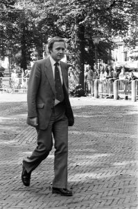 D66' fractievoorzitter Jan Terlouw op weg naar Paleis Lange Voorhout in den Haag, Bestanddeelnr 931-6568