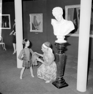 Dacova 1964 in de RAI geopend, de kinderkleding in een de stands, Bestanddeelnr 916-4476