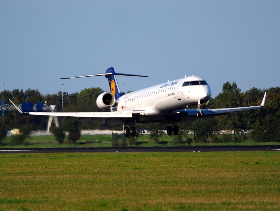 D-ACKJ Lufthansa CityLine Canadair CL-600-2D24 Regional Jet CRJ-900LR - cn 15089 landing at Schiphol pic2