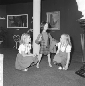 Dacova 1964 in de RAI geopend, de kinderkleding in een de stands, Bestanddeelnr 916-4481