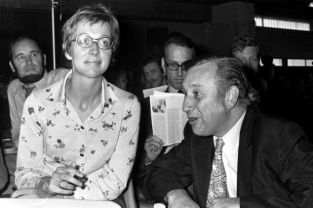 D66 Congres in Flevohof, (l) nieuwe voorzitter mevrouw Van der Scheer , (r) ex-v, Bestanddeelnr 925-1108